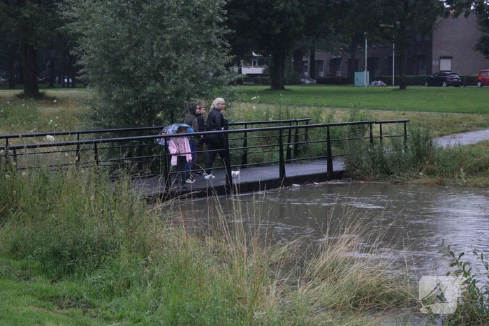 Auto gaat kopje-onder
