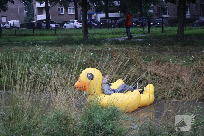 Auto gaat kopje-onder