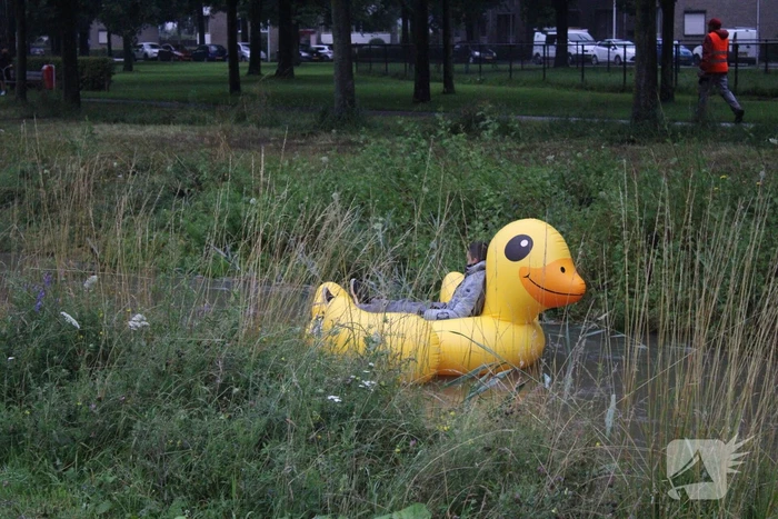 Auto gaat kopje-onder