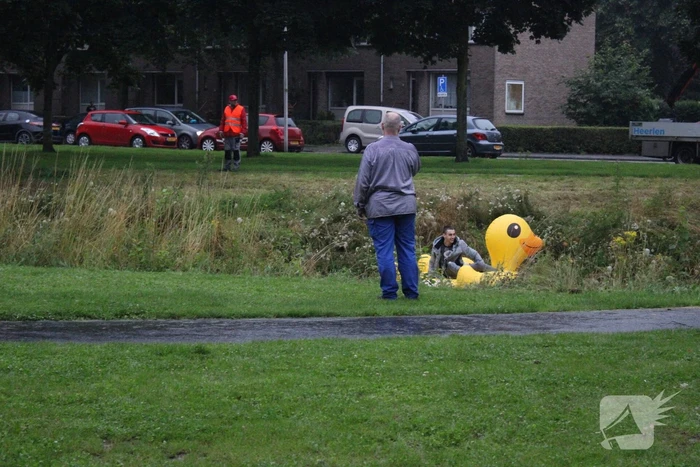 Auto gaat kopje-onder