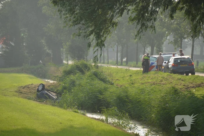 Auto belandt op de kop in de sloot