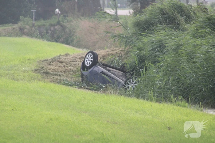 Auto belandt op de kop in de sloot