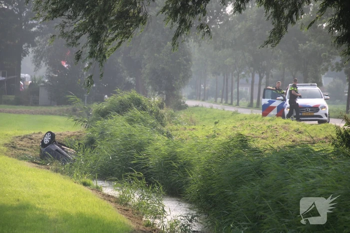 Auto belandt op de kop in de sloot