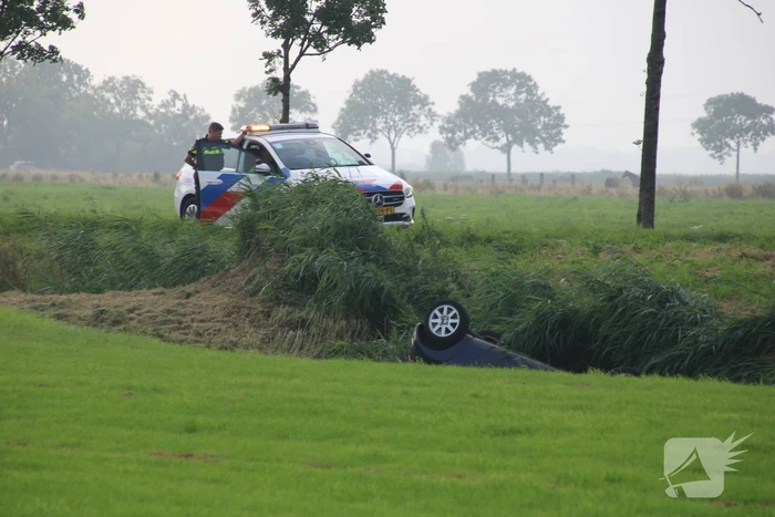 Auto belandt op de kop in de sloot