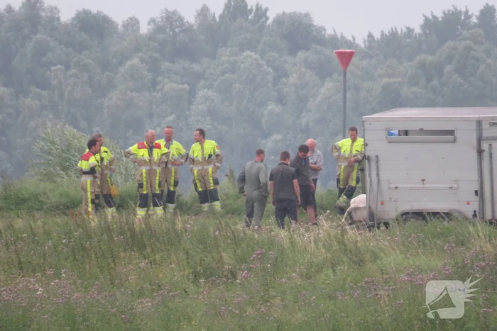 Man raakt gewond in weiland