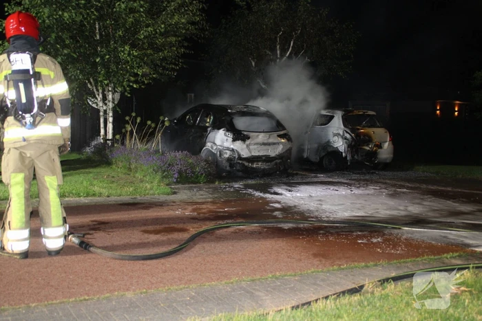 Twee auto's compleet uitgebrand