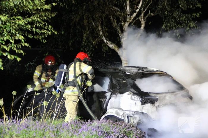 Twee auto's compleet uitgebrand