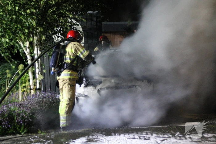 Twee auto's compleet uitgebrand