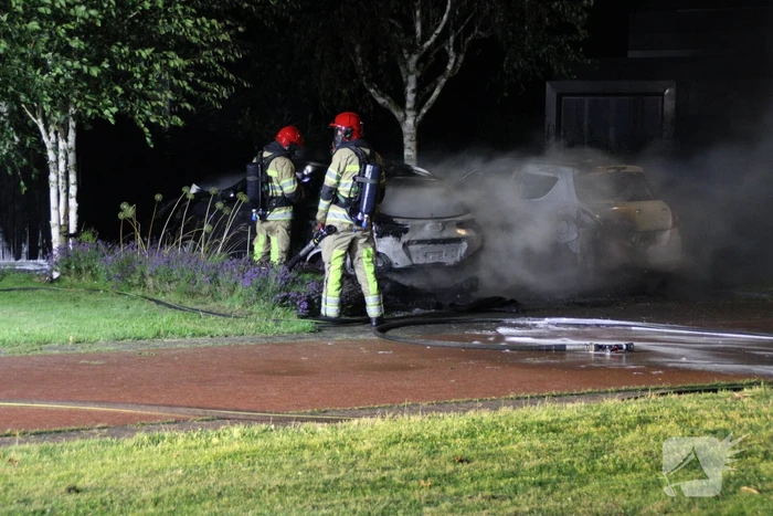 Twee auto's compleet uitgebrand