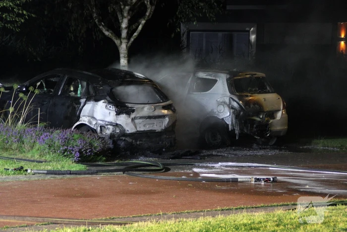 Twee auto's compleet uitgebrand