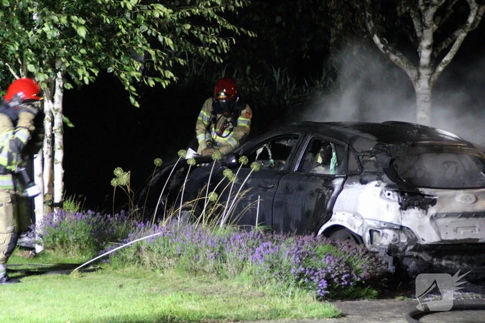 Twee auto's compleet uitgebrand