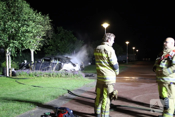 Twee auto's compleet uitgebrand