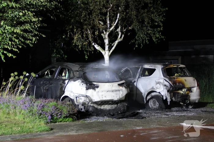 Twee auto's compleet uitgebrand