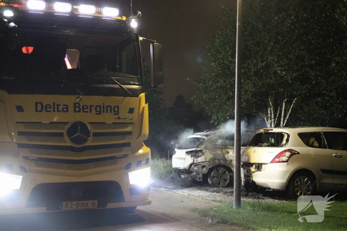 Twee auto's compleet uitgebrand