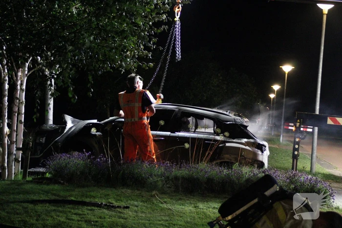 Twee auto's compleet uitgebrand