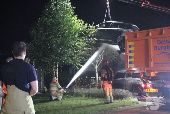 Twee auto's compleet uitgebrand