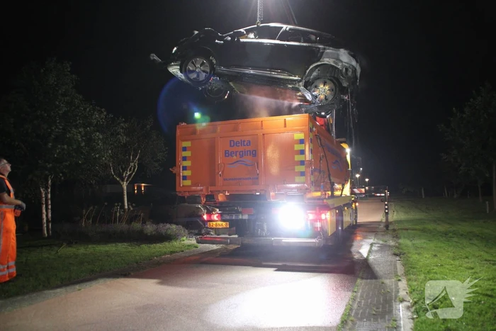 Twee auto's compleet uitgebrand