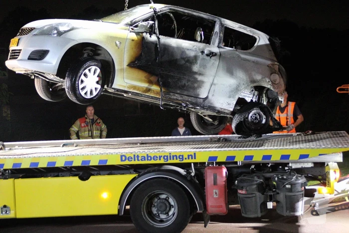 Twee auto's compleet uitgebrand