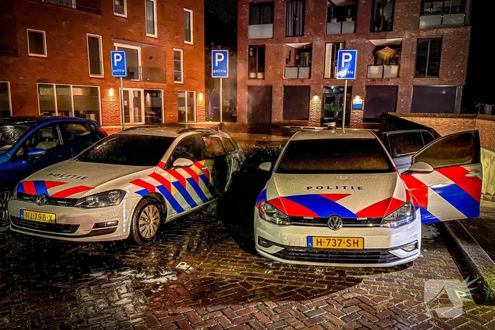 Twee politieauto's vliegen in brand