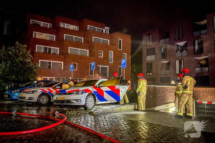 Twee politieauto's vliegen in brand