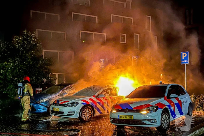 Twee politieauto's vliegen in brand
