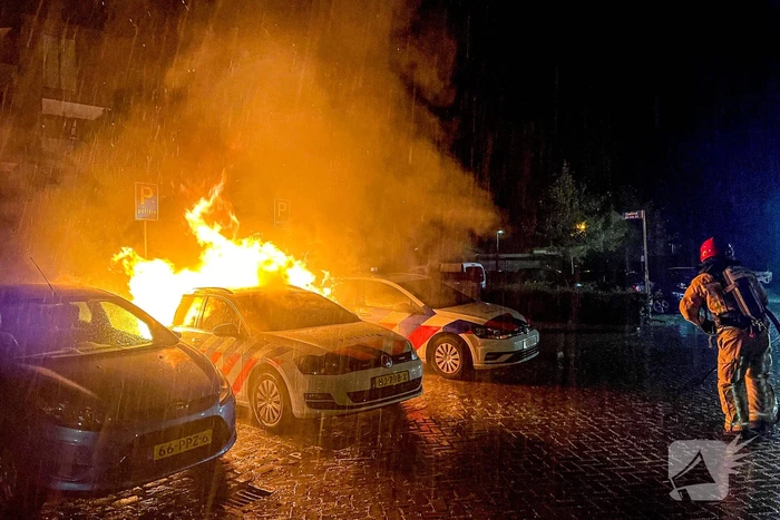 Twee politieauto's vliegen in brand