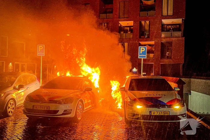 Twee politieauto's vliegen in brand