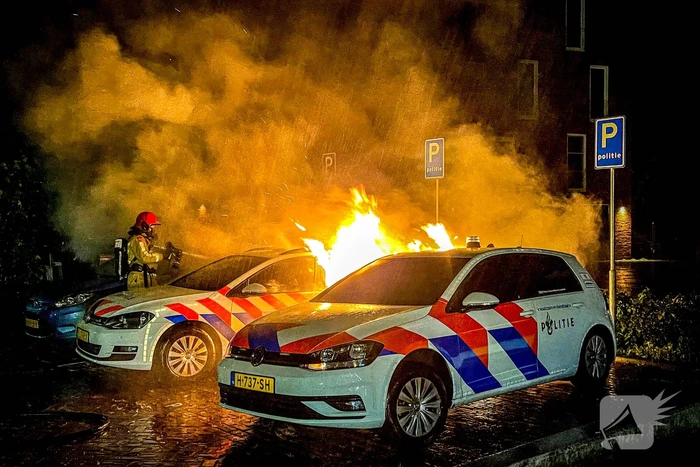 Twee politieauto's vliegen in brand