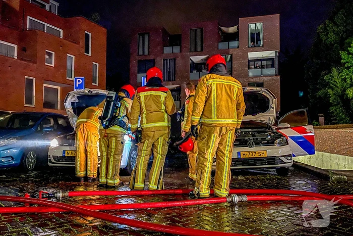 Twee politieauto's vliegen in brand