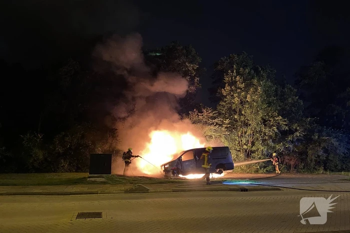 Bestelbus en auto vliegen in brand