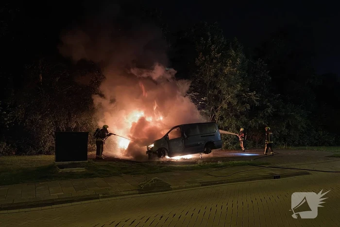 Bestelbus en auto vliegen in brand