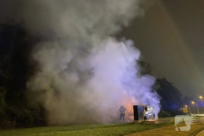Bestelbus en auto vliegen in brand