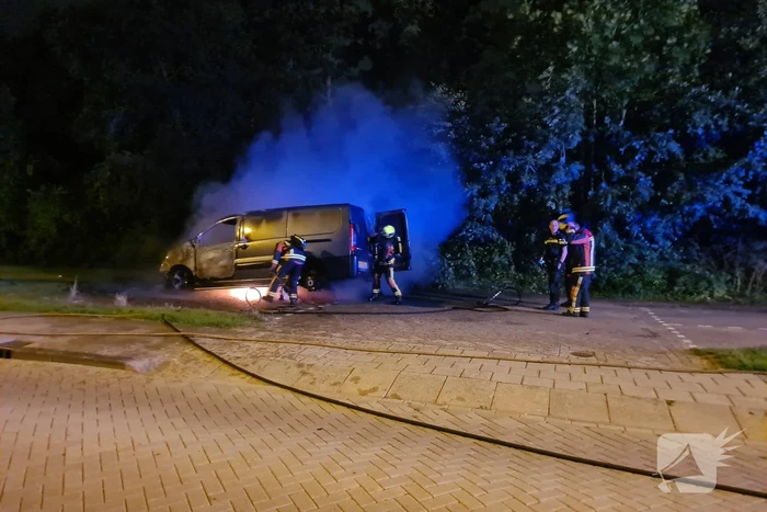 Bestelbus en auto vliegen in brand