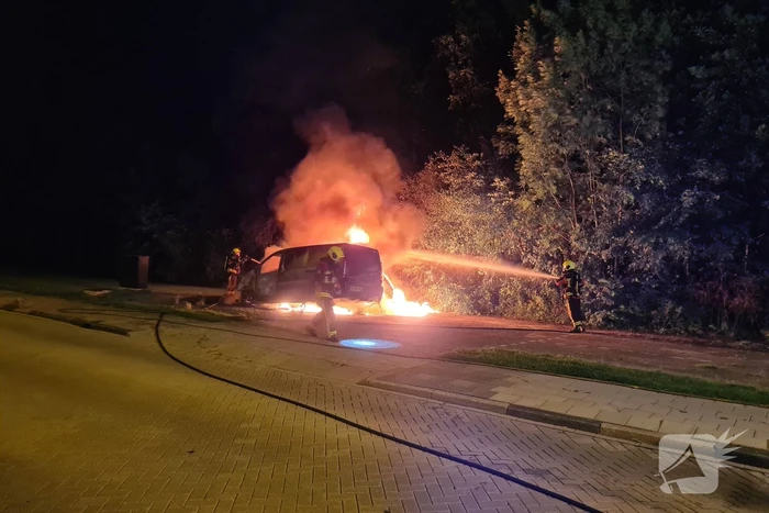 Bestelbus en auto vliegen in brand