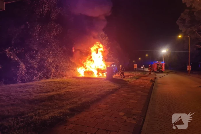 Bestelbus en auto vliegen in brand