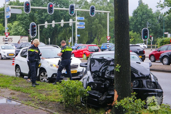 Auto knalt op boom