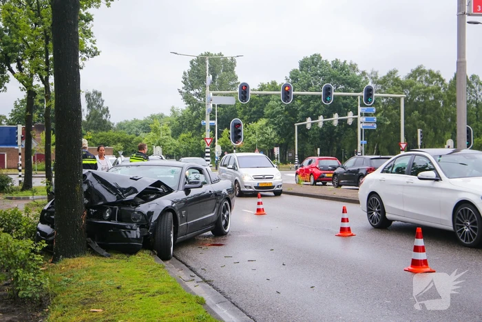 Auto knalt op boom