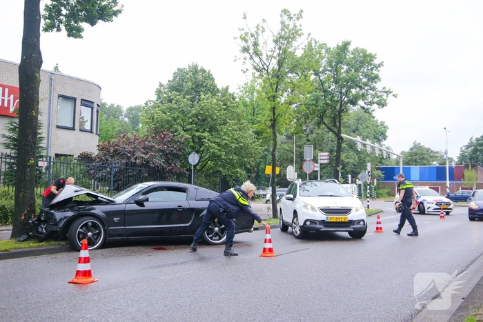 Auto knalt op boom