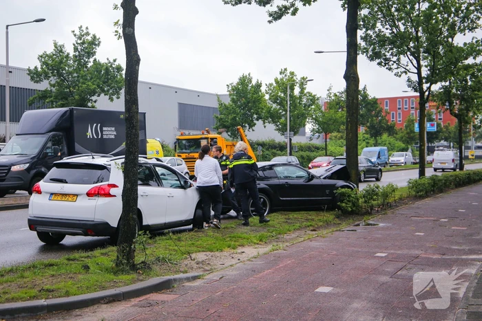 Auto knalt op boom