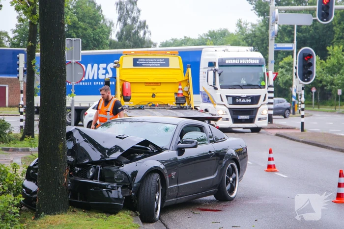 Auto knalt op boom