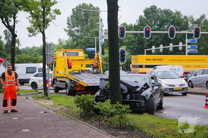 Auto knalt op boom