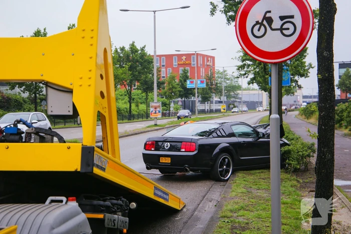 Auto knalt op boom