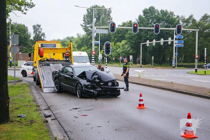 Auto knalt op boom