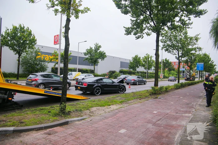 Auto knalt op boom