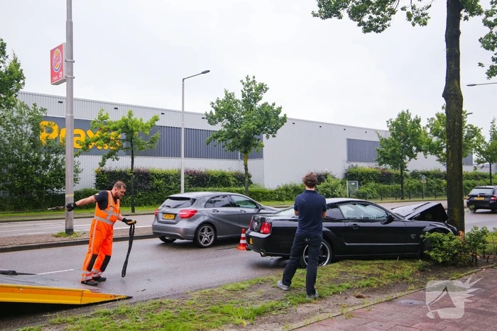 Auto knalt op boom