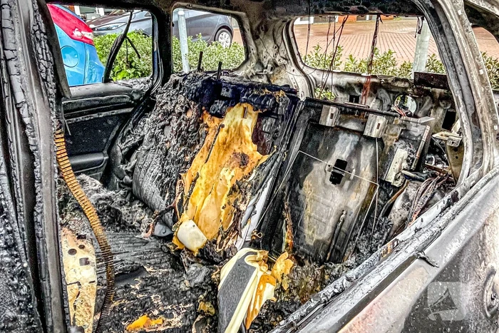 Onderzoek naar de twee in brand gestoken politiewagens