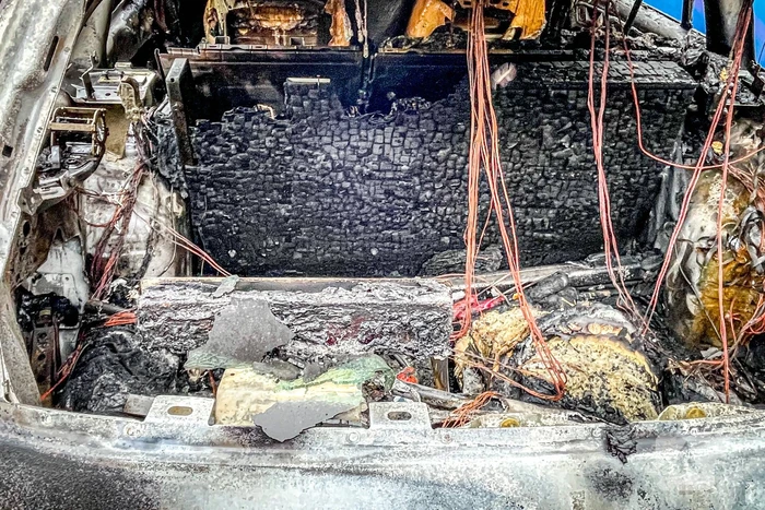 Onderzoek naar de twee in brand gestoken politiewagens