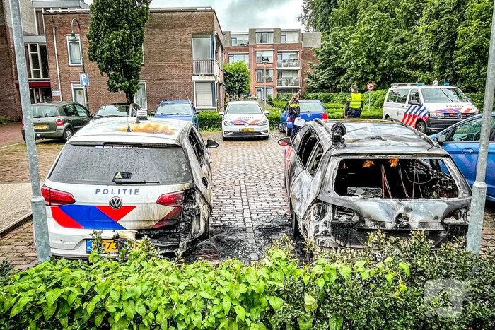 Onderzoek naar de twee in brand gestoken politiewagens