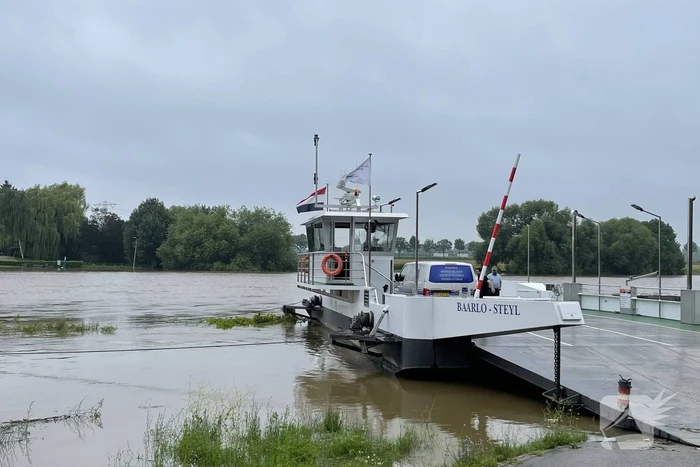 Veerdienst getremd door stijgende Maas