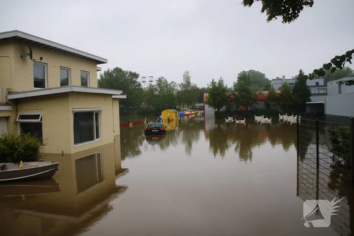 Reddingsbrigade en leger evacueren inwoners door hoogwater